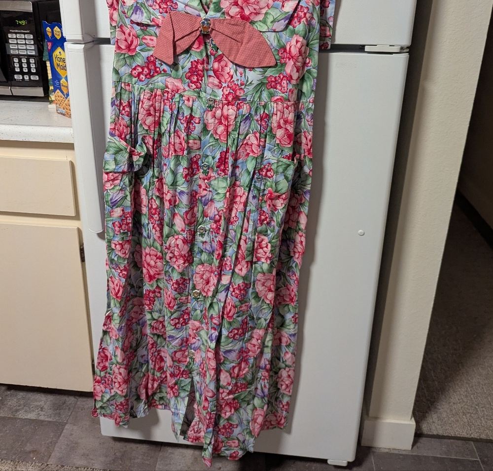 Floral Sleevless Dress with a second shawl/collar And Stretch Belt.  So Fun.